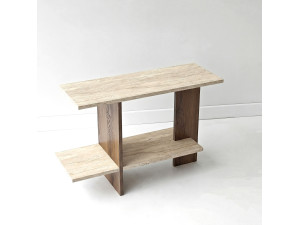 Beistelltisch aus Holz „Essenziale“ – 80 x 30 x 55 cm – Travertin / Nussbaum